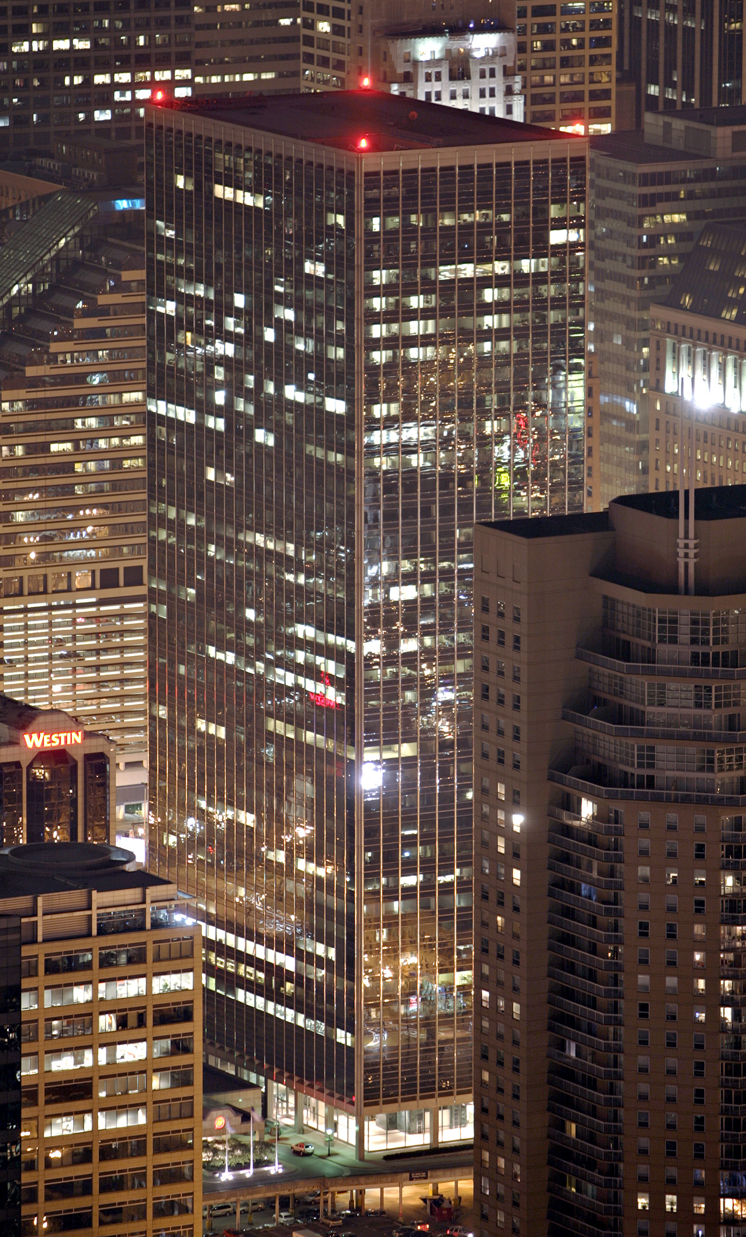 321 North Clark at Riverfront Plaza, Chicago - Night view from John Hancock Center. © Mathias Beinling